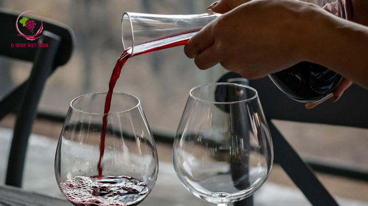 Vì sao cần cho rượu vang thở?  Cách cho rượu vang nhập khẩu thở